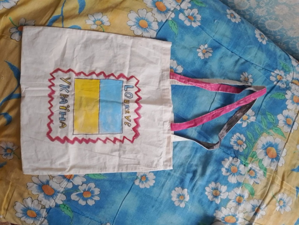 2. Шаповалова Є.  Еко-сумка loUKRve Лисичанський ліцей8.jpg